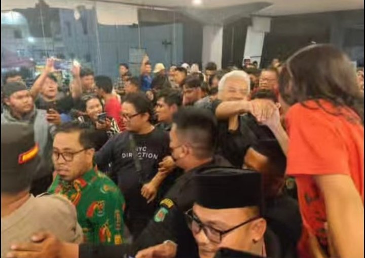 Perjuangan Anak Dapat Bersalaman Dengan Ganjar Pranowo Disela Ribuan Warga Asahan di Irian Mall Supermarket & Dept. Store