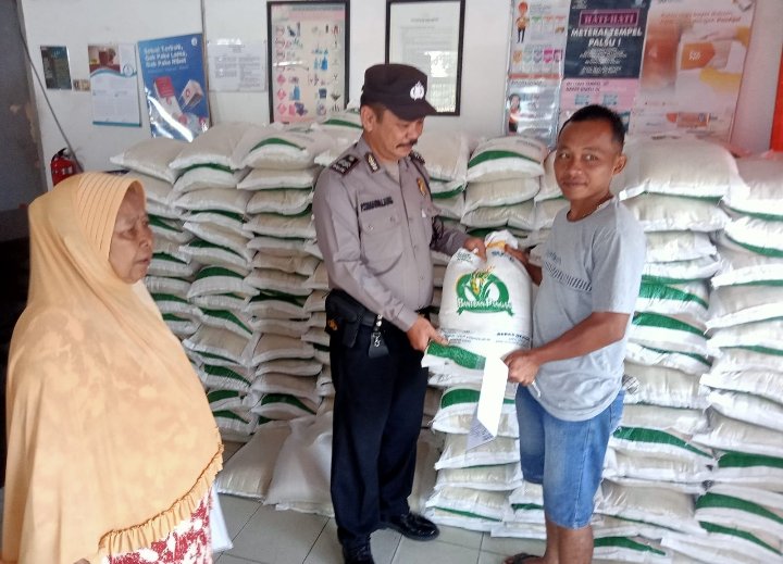Personel Polsek Pulau Raja Monitoring Pendistribusian Bantuan Pangan Cadangan Beras Pemerintah Tahap II