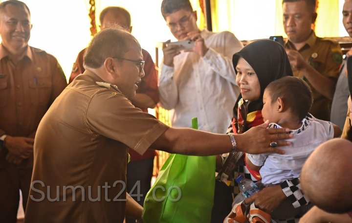 Pj Wali Kota Padangsidimpuan Salurkan Bantuan Pangan dalam Upaya Pengentasan Stunting Tahap II Tahun 2023