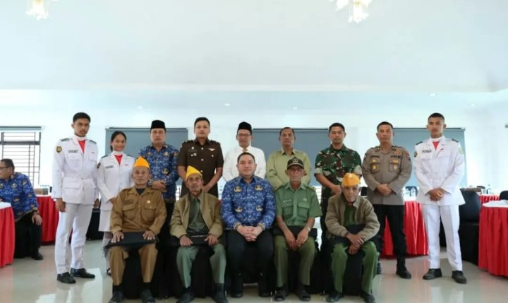 Memperingati Hari Pahlawan, Bupati Pakpak Bharat Menyerahkan Cendra Mata Kepada Veteran dan PejuangÂ 