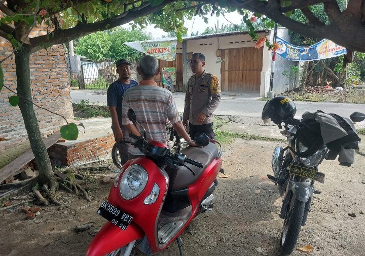 Bhabinkamtibmas Polsek Kota Kisaran Timur Sampaikan Pesan-Pesan Kamtibmas di Jalan Sentul Lingkungan IV