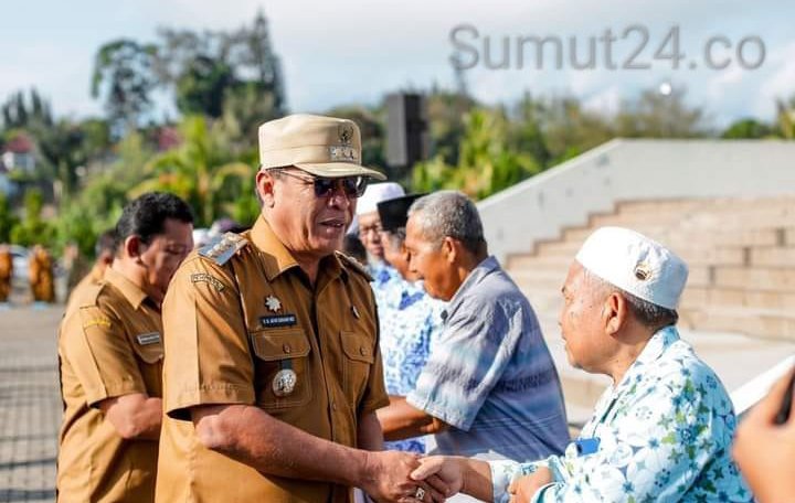 Bupati Madina Berikan Cinderamata Kepada Purna Bakti PNS, Sukhairi Nasution : Terima Kasih atas Dedikasi dan Tetap Berkarya
