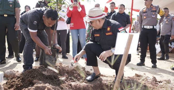 Penanaman Pohon Pertama di Pinggir Danau Singkarak Dilakukan Bupati Solok Capt. H. Epyradi Asda Dt Sutan Majo Lelo, M.Mar