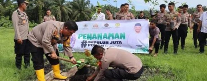 AKBP Diari Astetika Pimpin Penanaman 10 Juta Pohon Bersama Polri dari Polres Palas