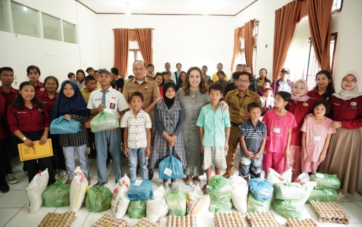 Ketua TP.PKK Pakpak Bharat Serahkan Bantuan Sosial Sembako Kepada Anak Yatim Piatu