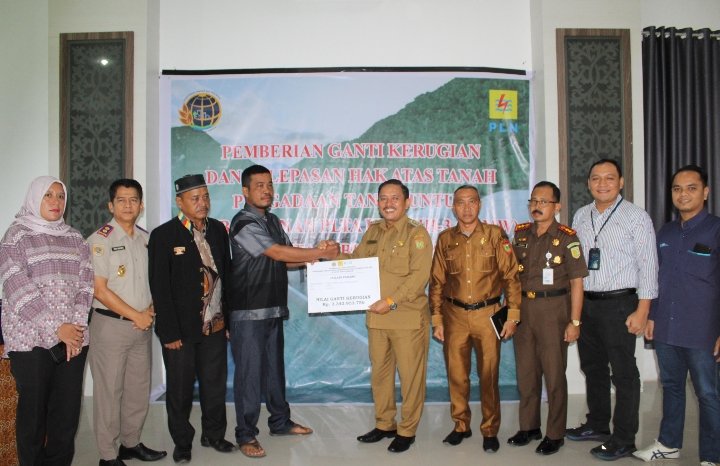 Tim P2T Subulusalam Bersama PLN Serahkan Bentuk Ganti Kerugian Dan Pelepasan Hak Atas Tanah Guna Pembangunan PLTA Kumbih-3 (45MW)