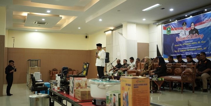 Bupati Solok Lakukan Penyerahan Secara Simbolis Bantuan Peralatan UMKM Kabupaten Solok Tahun 2023
