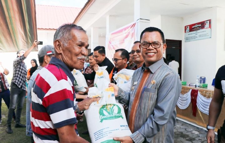 Bupati Ajak Petani Tanam Dua Kali Panen Dua Kali Saat Serahkan Bantuan Pangan