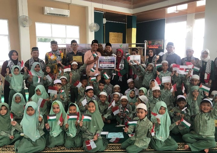 Lewat Dongeng Kemanusiaan, SD IT Harapan 2 Medan Salurkan Donasi Palestina ke DD Waspada