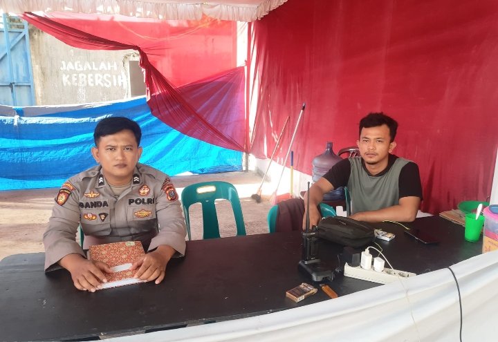 Personel Polres Asahan Lakukan Pengamanan Logistik di Kantor KPU