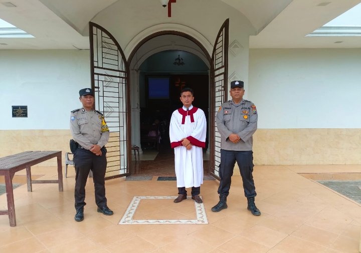Jaga Keamanan Gereja, Personil Polsek Pulau Raja Gelar Patroli