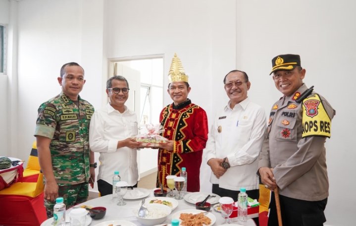 Pj Gubernur Sumut Resmikan Kantor DPRD Nias dan Berikan Sejumlah Bantuan