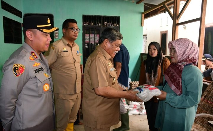 Plt Bupati Bantu Korban Banjir di Tanjung Morawa