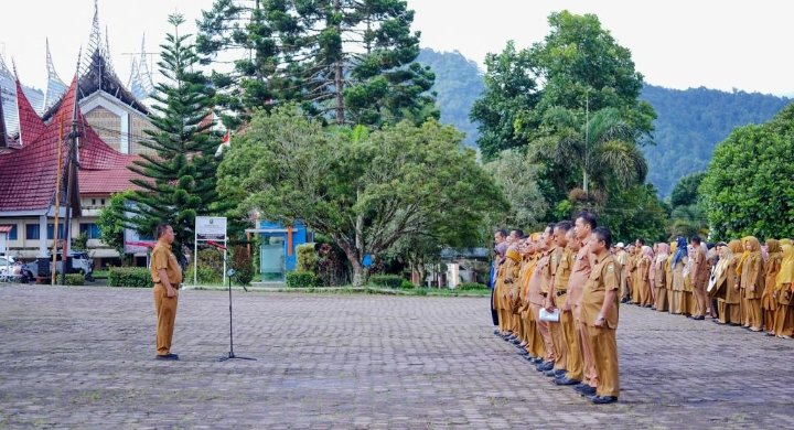 Kepala Disdikpora Zainal Jusmar, S.Pd, MM sebagai Pembina Apel Pagi Pemerintah Kabupaten Solok