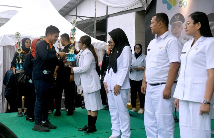 Puncak HKN ke-59 Tingkat Sumut, Pj Gubernur Serahkan Penghargaan kepada Nakes dan Kader Posyandu Berprestasi