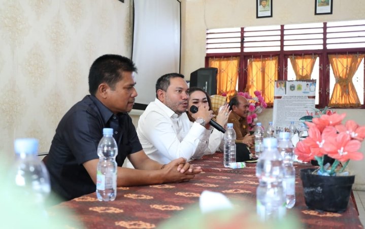 Bupati Pakpak Bharat, Serahkan Bantuan Hibah Ke SMA Neg. 1 Salak
