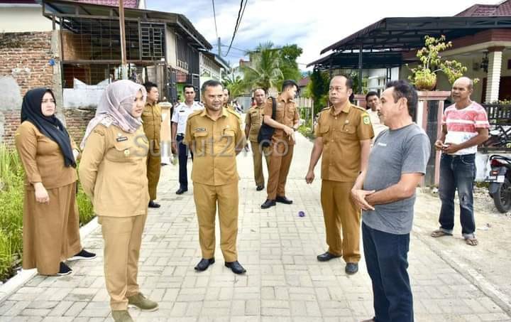 Wabup Madina Tinjau Ruas Jalan Lingkungan yang Baru di Bangun,Atika Nasution : Bangunan yang telah selesai,diharapkan Masyarakat dapat Menjaganya