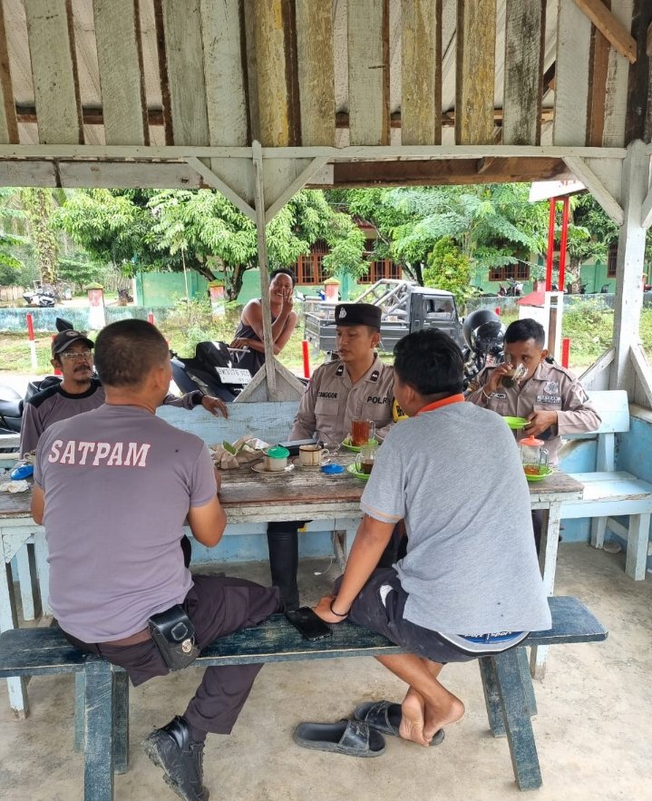 Bhabinkamtibmas Polsek Bandar Pulau Kunjungi Desa Aek Tarum