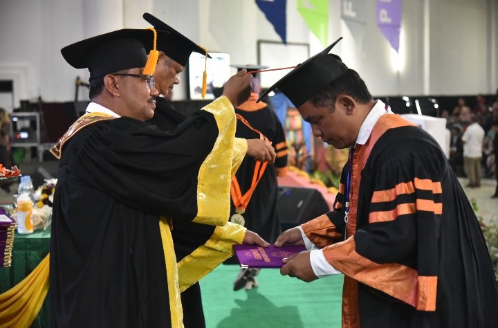 Rektor Mewisuda 1.703 Lulusan Unimed, Dunia Kerja Membutuhkan Kemampuan dan Skill