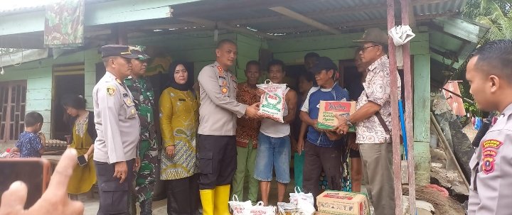 Kapolres Asahan Blusukan, Salurkan Bantuan Sembako Kepada Warga Terdampak Banjir