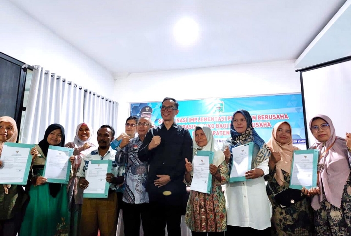 Penyerahan NIB Bagi Pelaku Usaha Mikro Kecil di Kab Solok