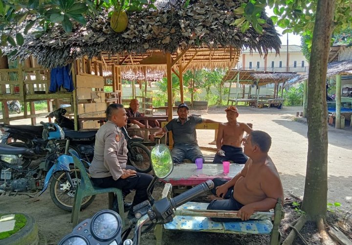 Personel Polsek Pulau Raja Tatap Muka Dengan Masyarakat Dusun III di Jumat Curhat