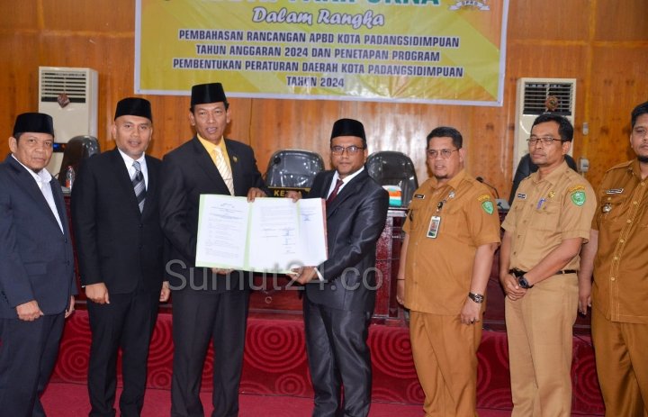 Pj Walikota Padangsidimpuan hadiri Rapat Paripurna DPRD Pembahasan RAPBD TA 2024.