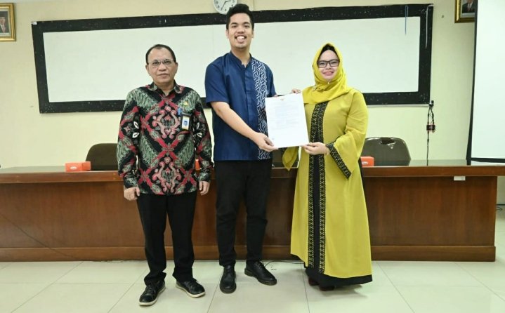 Kepala LLDikti Wil IÂ  Sumut Serahkan SK Kenaikan Jabatan kepada Prof Dr Yasmirah Mandasari Saragih SH MH