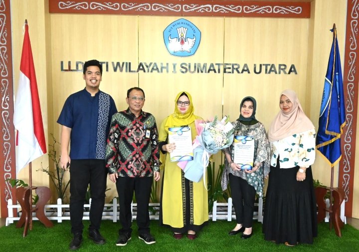 Kepala LLDikti Wilayah 1 Serahkan SK Guru Besar Prof. Yasmirah