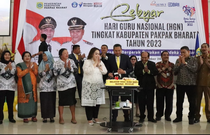 Pemkab.Pakpak Bharat Rayakan Hari Guru Ke 78 Thn, Dengan Pemtonga Kue