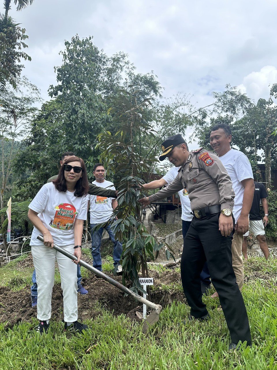 Danamon Peduli Tanam 200 Pohon dan Membangun Pondok Edukasi di Desa Tambunan