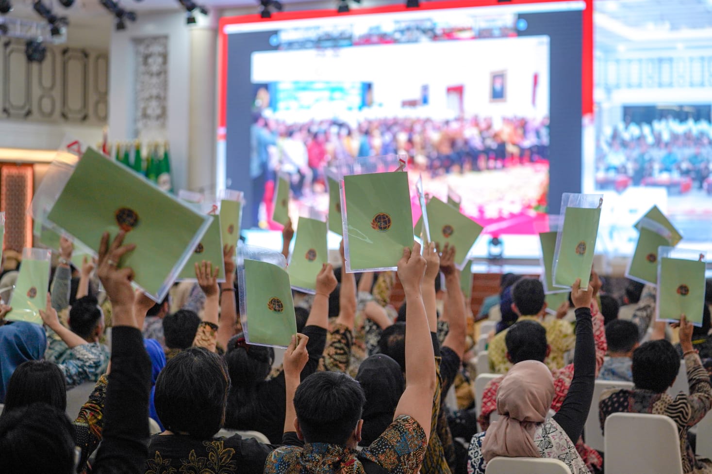 Bobby Nasution Saksikan Kebahagiaan 75 Warga Medan Terima Sertipikat PTSL