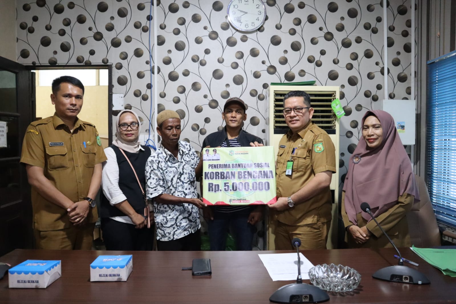 Bobby Nasution Serahkan Bansos untuk Korban Kebakaran