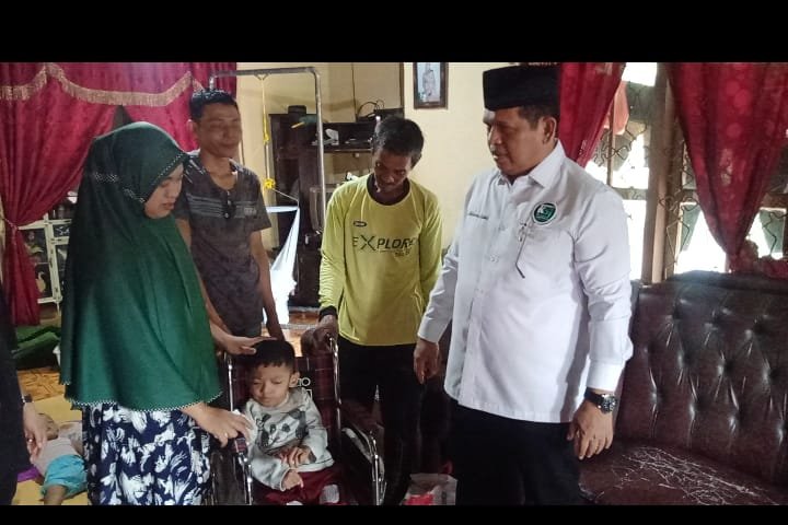 Hujan Tak Menyurutkan Sang Pejuang Duafa Menemui Rizky