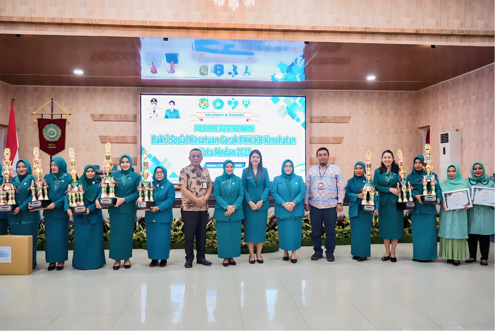 Puncak Bakti Sosial Kesatuan Gerak PKK â€“ KB â€“ Kesehatan, Kahiyang Ayu Bobby Nasution Beri Penghargaan