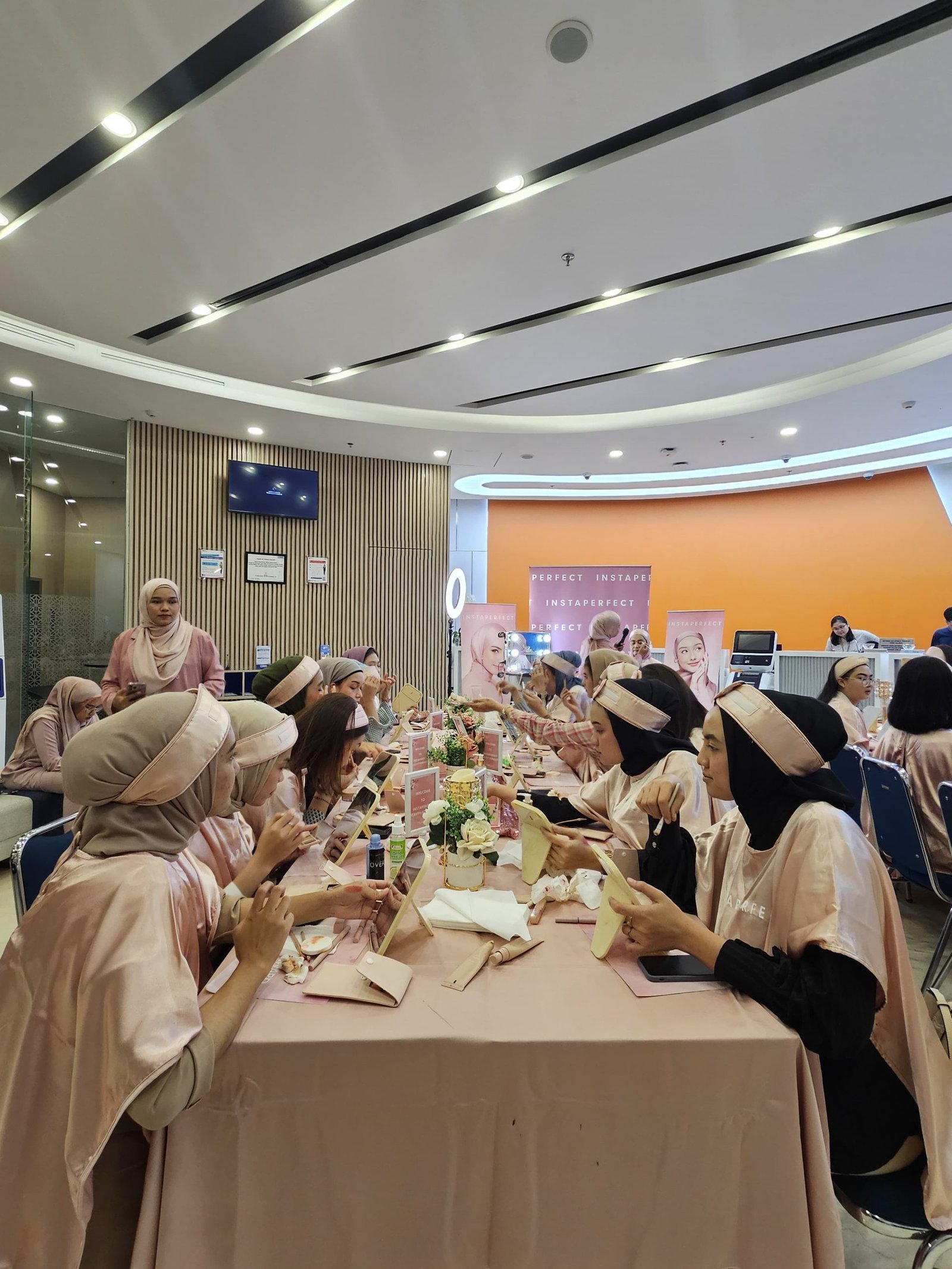 BRI BO Medan Putri Hijau Gelar Beauty Class bagi Frontliner