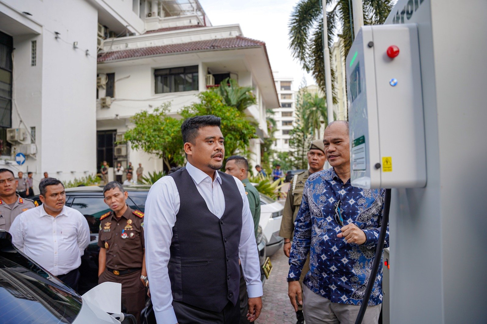 Resmikan SPKL di Balai Kota, Mobil Listrik Makin Tumbuh, Bobby Nasution Silahkan PT Voltron Investasi