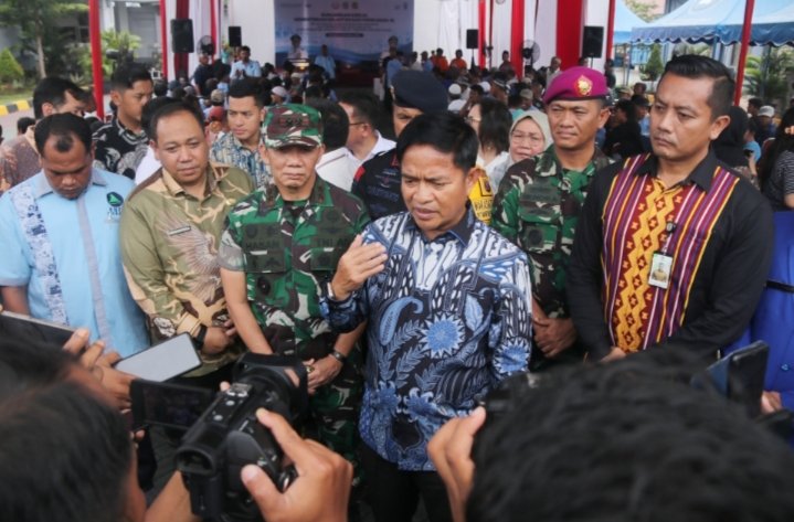 Pj Gubernur Sumut Serahkan Bantuan Sembako, Sertifikat dan Buku Pelaut untuk Nelayan