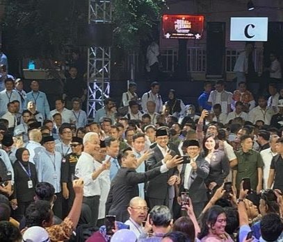 Debat Capres Perdana Selesai, Capres-Cawapres Saling Berpelukan