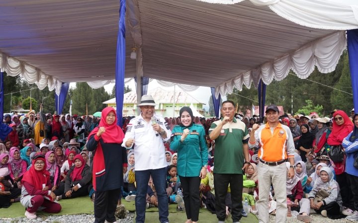 Jalan Santai Bersama Memperingati Hari Guru Nasional (HGN) dan HUT PGRI Ke-78 di Kabupaten Solok