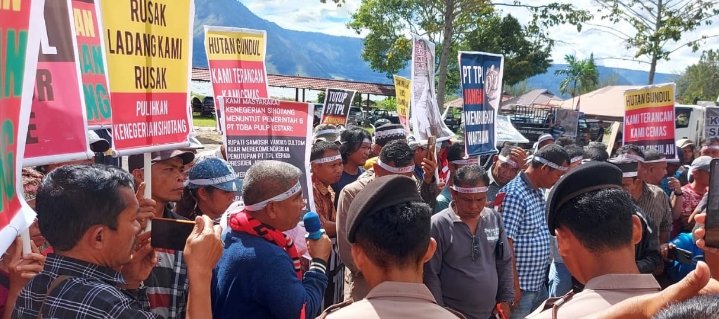 Ratusan Warga Korban Banjir Kenegerian Sihotang Aksi Demo Tutup TPL di Kantor Bupati Samosir