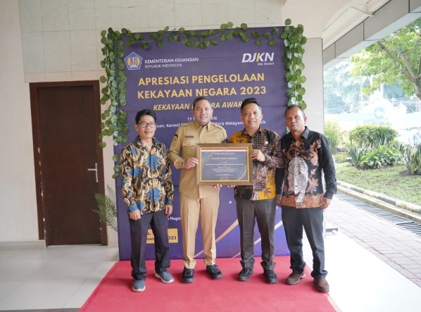 Pemkab.Pakpak Bharat Menerima Penghargaan Kategori Terbaik Kedua