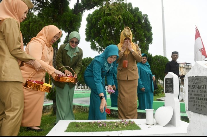 Sambut Hari Ibu ke-95,  Pj Ketua TP PKK Sumut Ziarahi Makam Pahlawan, serahkan Bantuan kepada para Ibu Penyandang Disabilitas dan PKL
