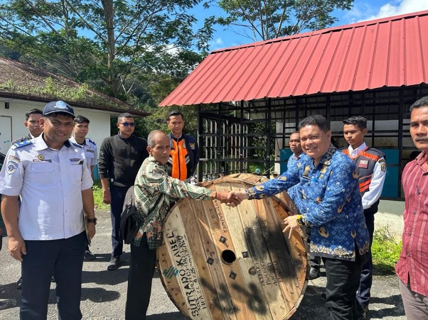 Maringan Bancin Kadis PUTR Kabupaten Pakpak Bharat Serahkan Kabel JTR Dusun Laki