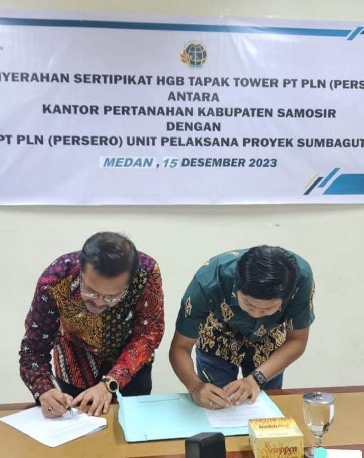 Kantah Samosir Serahkan 18 Seripikat HGB Tapak Tower Kepada PLN UPP SBU 3