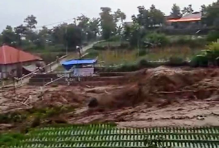 Bupati Solok Turun ke Lokasi Banjir di Nagari Surian dan Siagakan Seluruh Alat Berat Siaga.