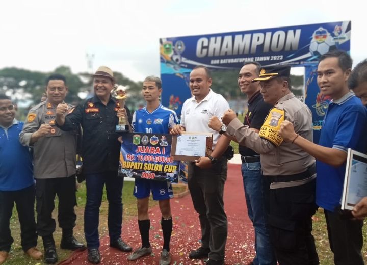 Bupati Solok Saksikan Pertandingan Final Kecamatann X Koto Singkarak FC Versus Kecamatan Gunung Talang FC