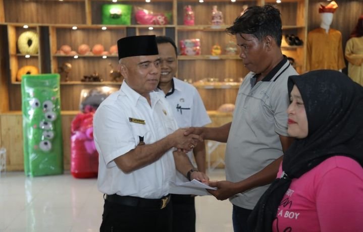 Asisten Perekonomian dan Pembangunan Serahkan Buku Tabungan Dana Pinjaman Bergulir