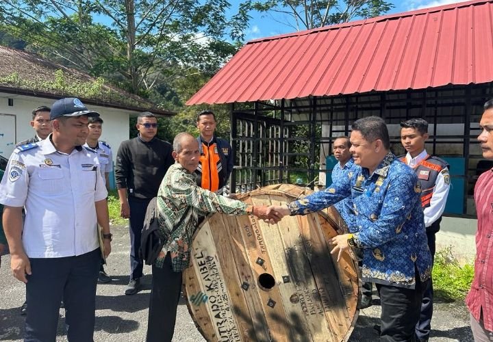 Kadis PUTR Kabupaten Pakpak Bharat Maringan Bancin Serahkan Kabel JTR Dusun Laki