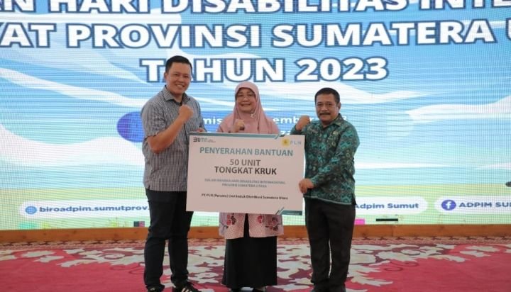Dukung Kemandirian Penyandang Disabilitas, PLN UID Sumatera Utara Serahkan Bantuan 50 Unit Tongkat Kruk